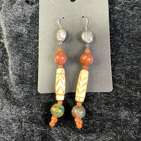 Vintage dangle earring with bone, jade, carnelian and sterling silver. - Picture 1 of 4